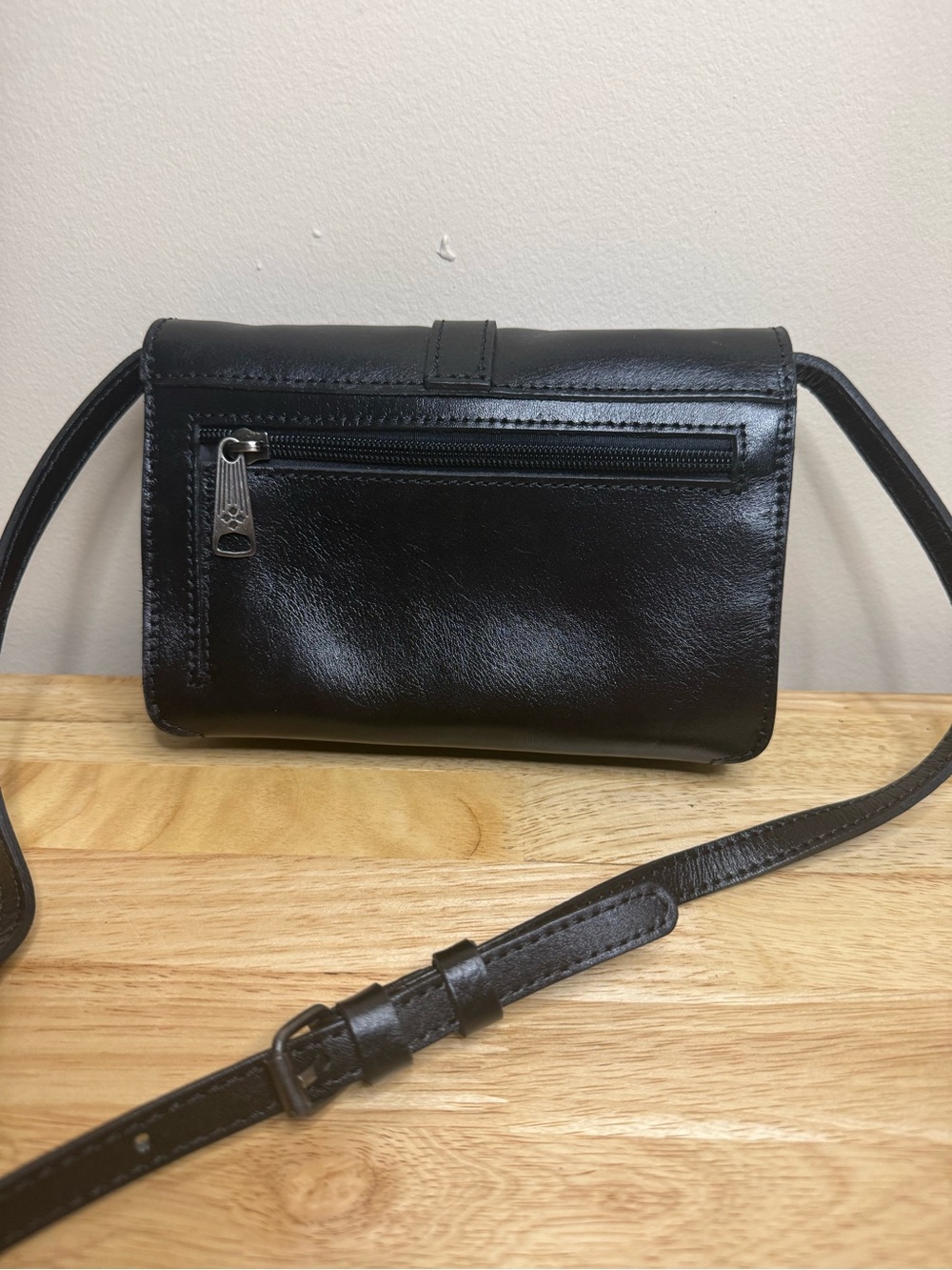 Patricia Nash Torri Crossbody Black Leather Buckle Flap Purse EUC - Picture 3 of 12